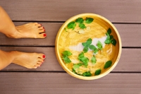 Benefits of Soaking Feet in Vinegar
